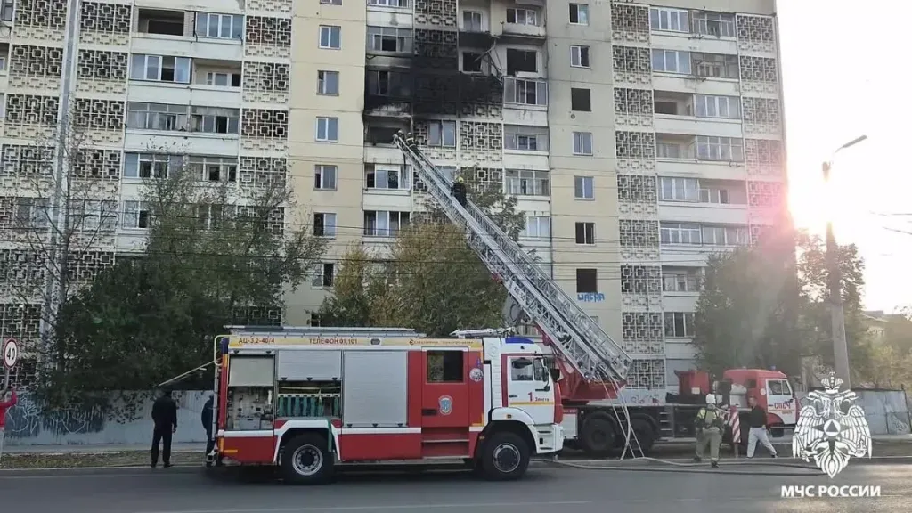 В Элисте потушили пожар в нежилом подъезде на 50 кв. метрах