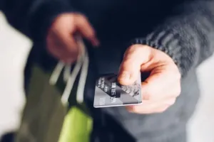 В Элисте будут судить 18-летнего за покупки с чужой карты