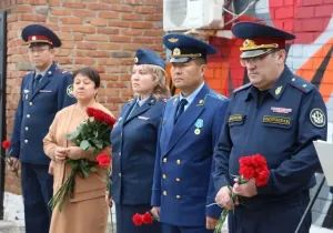 В Элисте открыли стелу памяти погибшего сотрудника УИИ