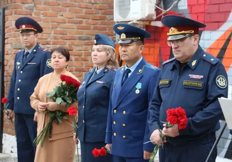 В Элисте открыли стелу памяти погибшего сотрудника УИИ