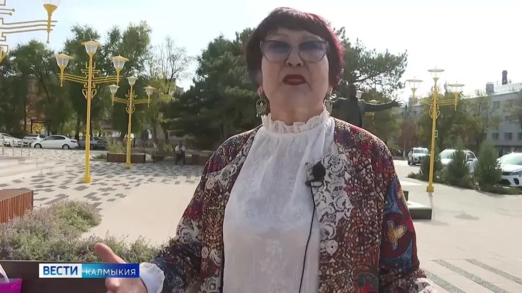 В Элисте презентовали сборник Бориса Очкаева «Алтн Булг»