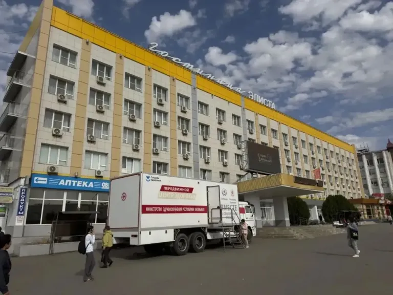 В Элисте у гостиницы «Элиста» открылся мобильный медпункт