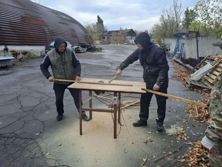 Калмыцкие бригады ремонтируют дороги и крыши в Антрацитовском районе